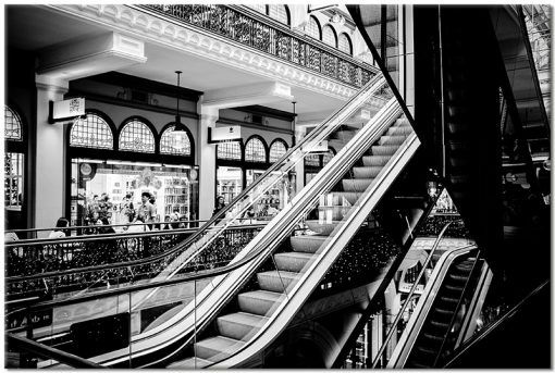 Obraz czarno-biały z ruchomymi schodami