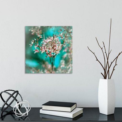 Obraz turkusowy z gałązką kwiatów