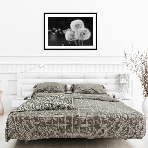 czarno-biały plakat nad łóżko