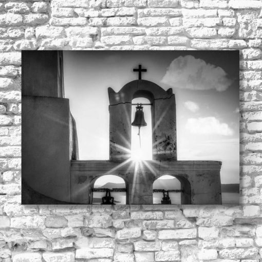 Czarno-biały obraz z kościołem w Santorini do dekoracji salonu