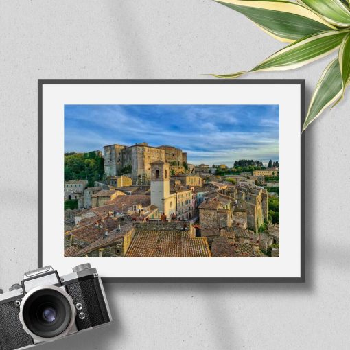 Plakat z miasteczkiem w Toskanii pod niebieskim niebem niebem