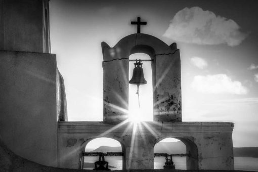 Czarno-biały obraz z kościołem w Santorini na prezent
