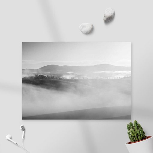 Czarno-biały obraz z pejzażem we mgle do gabinetu