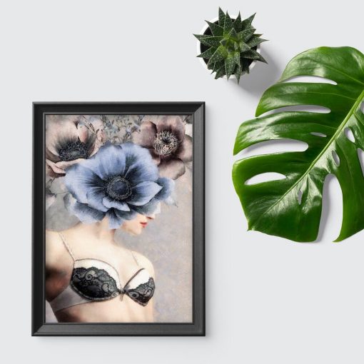 Plakat z niebieskim anemonem i kobietą w bieliźnie