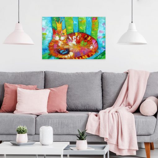 Obraz z kotem w koronie na kanapie