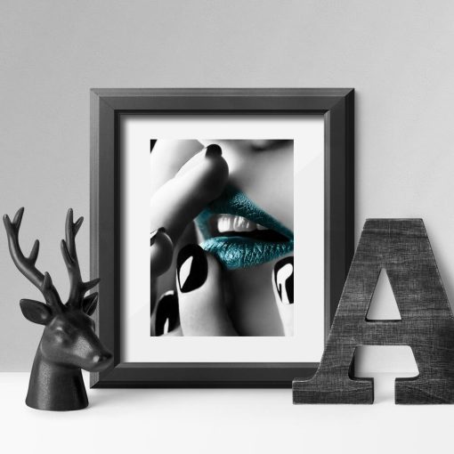 Plakat z turkusowymi ustami do salonu kosmetycznego